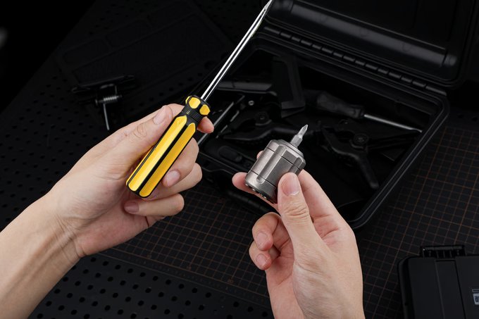 compact titanium ratchet screwdriver